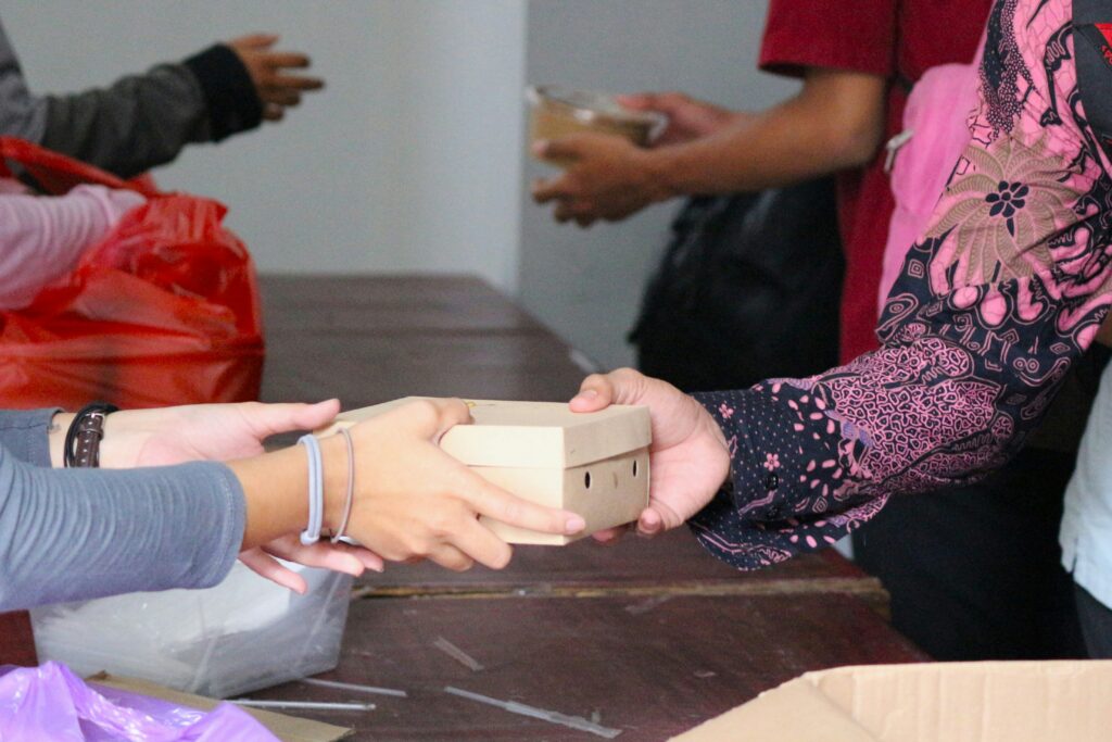 Przekazywanie paczki z rąk do rąk