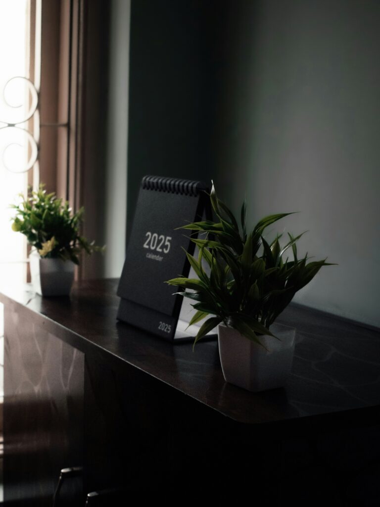 Kalendarz na rok 2025 stojący na komodzie